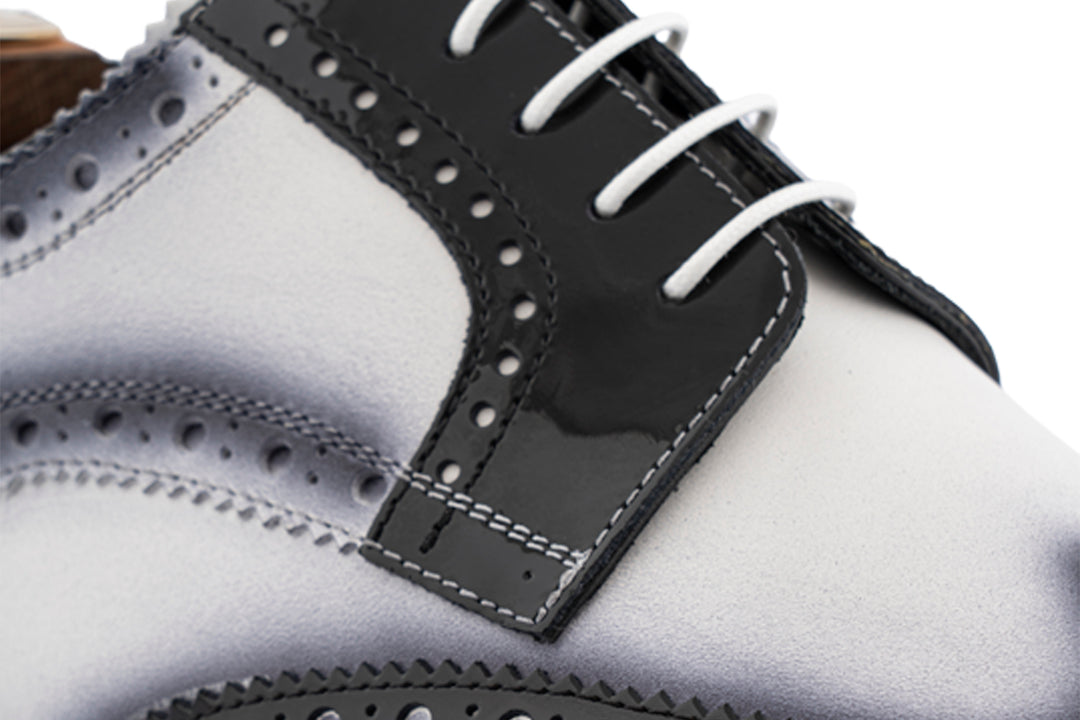 Derby in Farbe und Leder