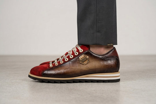 Sneakers mit Krokodileffekt und Wildleder