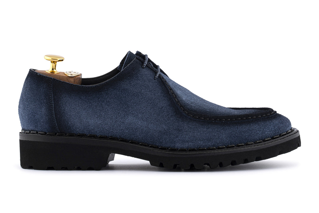 Stringata in suede con cucitura a mano