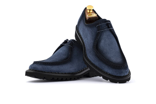 Stringata in suede con cucitura a mano