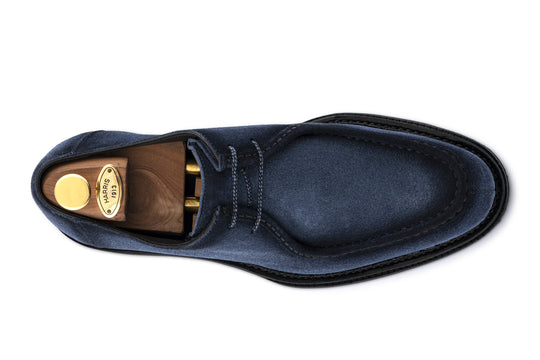 Stringata in suede con cucitura a mano