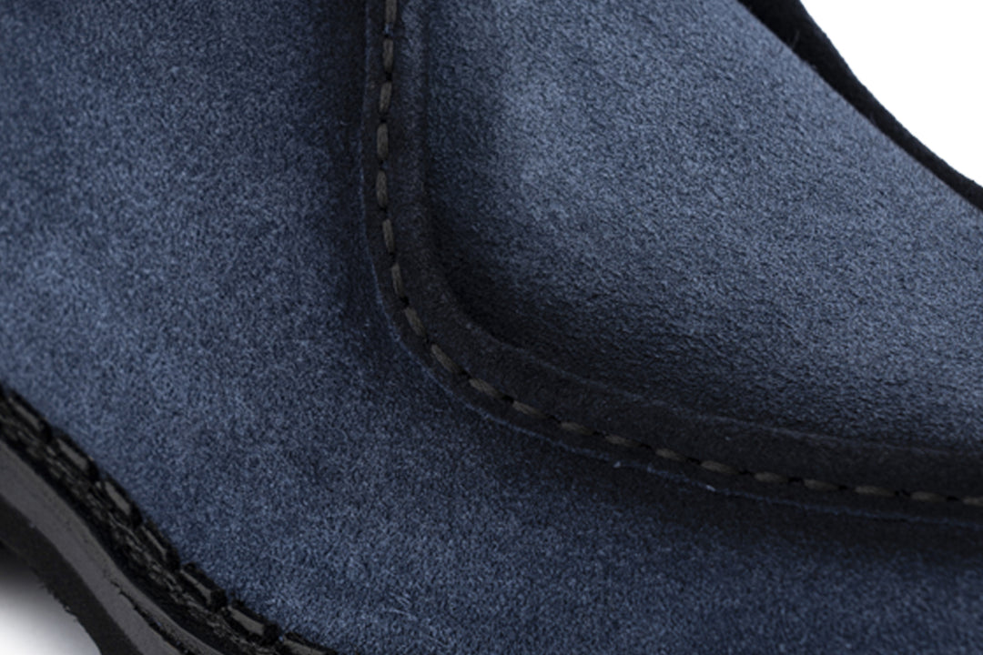 Stringata in suede con cucitura a mano