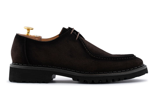 Stringata in suede con cucitura a mano