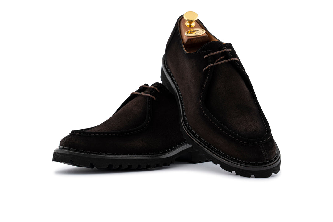 Stringata in suede con cucitura a mano