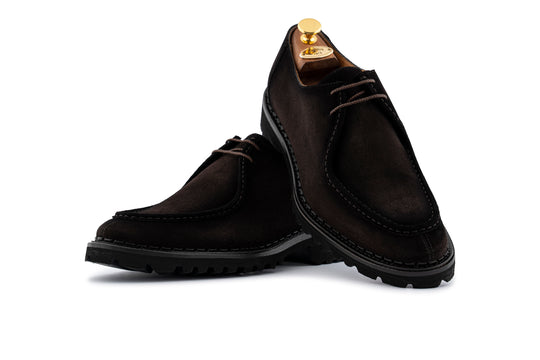Stringata in suede con cucitura a mano