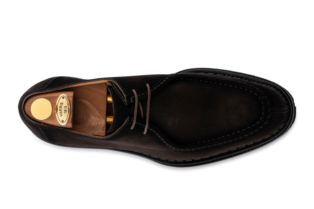 Stringata in suede con cucitura a mano