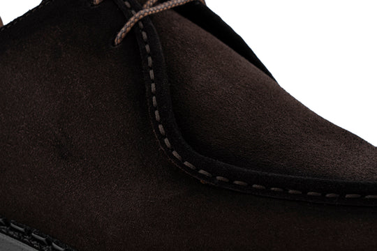 Stringata in suede con cucitura a mano