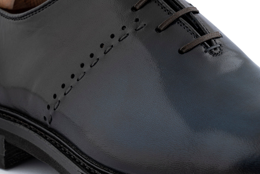 Stringata in pelle