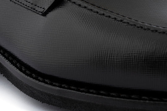 Schwarzer Mokassin aus bedrucktem Leder