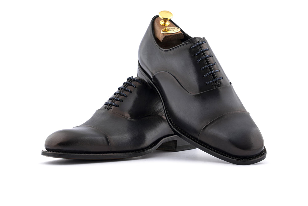 Handbemalter grauer Schnürschuh aus Leder