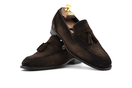 Mokassin mit Bommel aus handgefärbtem Wildleder