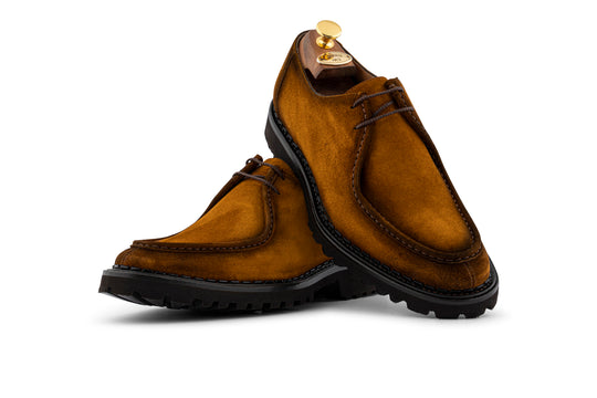 Stringata in suede con cucitura a mano