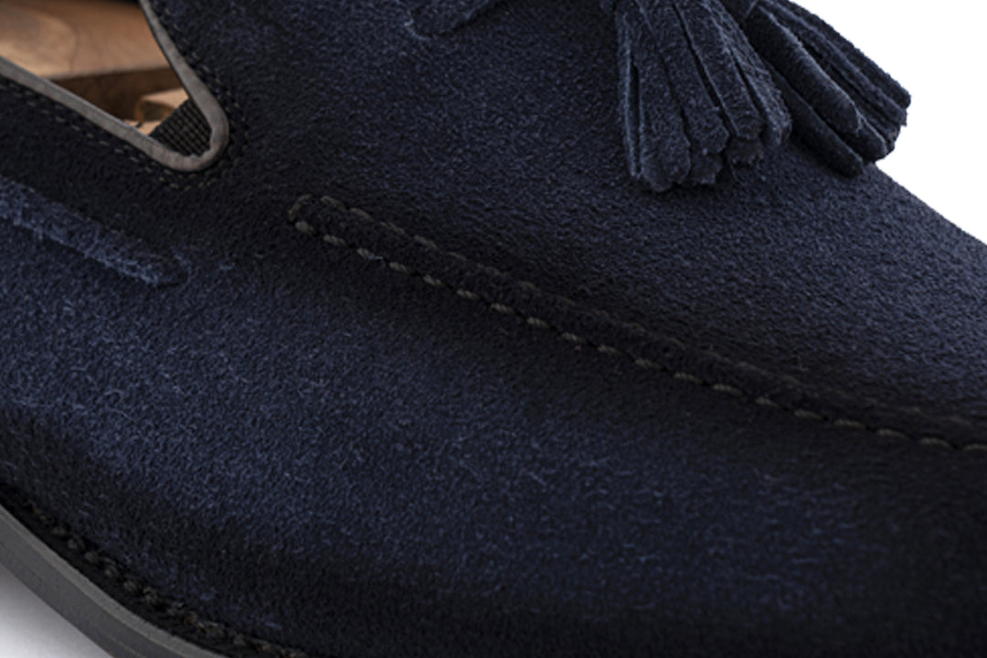 Mocassino con pon pon in pelle scamosciata sfumata a mano