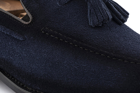 Mocassino con pon pon in pelle scamosciata sfumata a mano