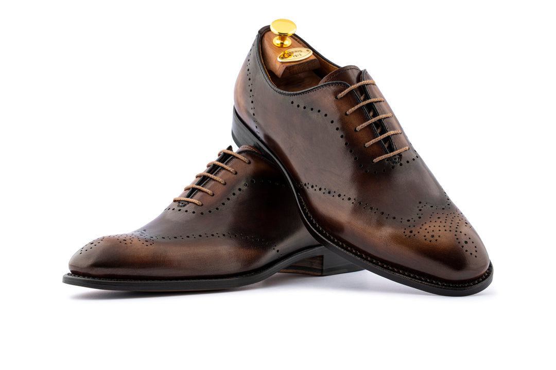 Oxfords de cuero pintados a mano con detalles brogue