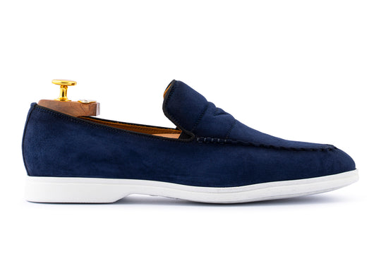 Mocasín de ante con costuras a mano.