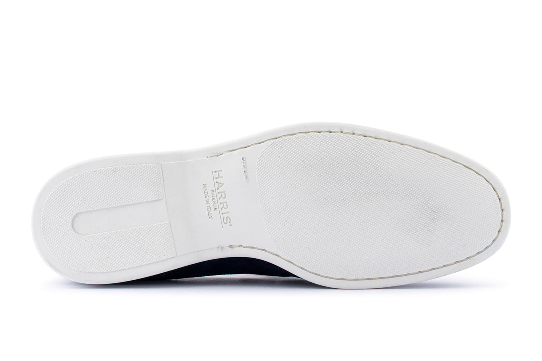 Mocasín de ante con costuras a mano.