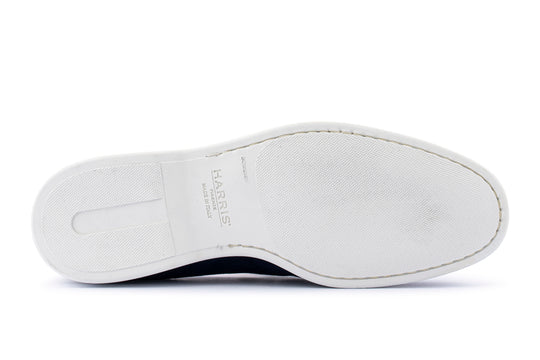 Mocasín de ante con costuras a mano.