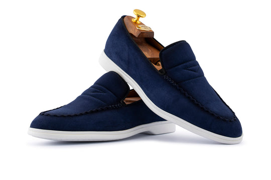 Mocasín de ante con costuras a mano.