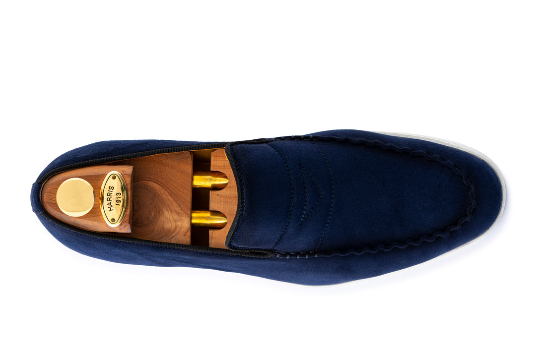 Mocasín de ante con costuras a mano.