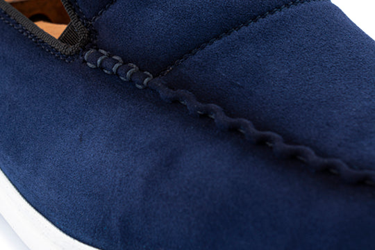 Mocasín de ante con costuras a mano.