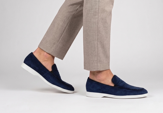 Mocasín de ante con costuras a mano.