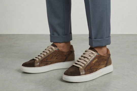 Wildleder-Sneakers und Writer-Details