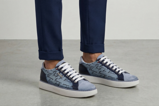 Wildleder-Sneakers und Writer-Details