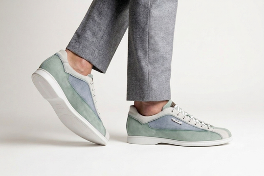 Sneakers ultra leggera in suede