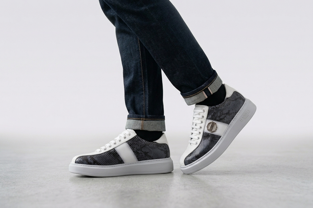 Sneakers in pelle di pitone e suola a cassetta