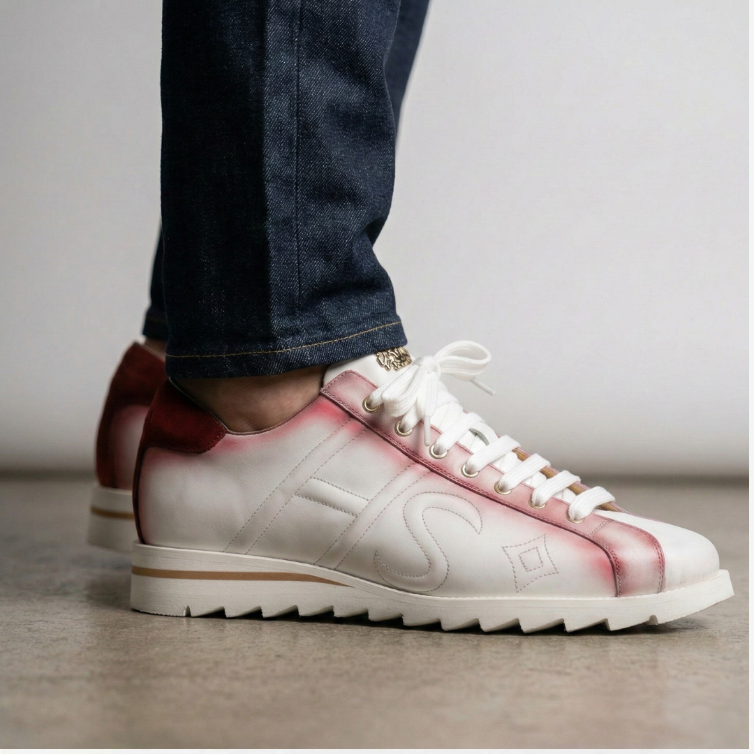 Sneaker de piel y ante decolorados.