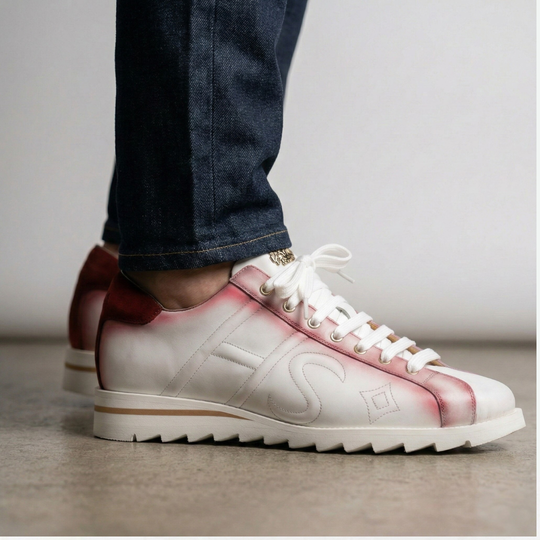 Sneaker de piel y ante decolorados.