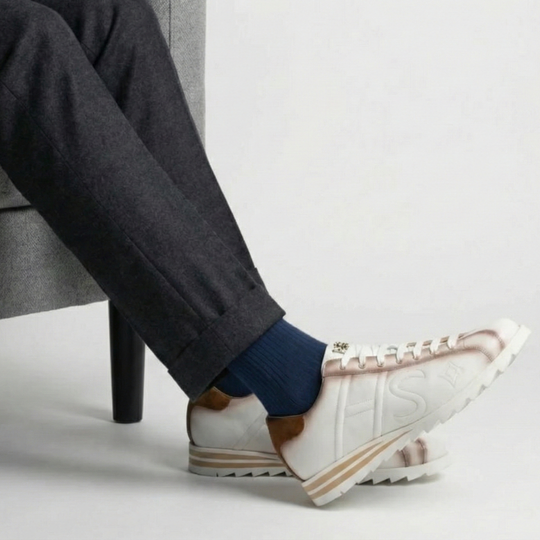 Sneaker de piel y ante decolorados.