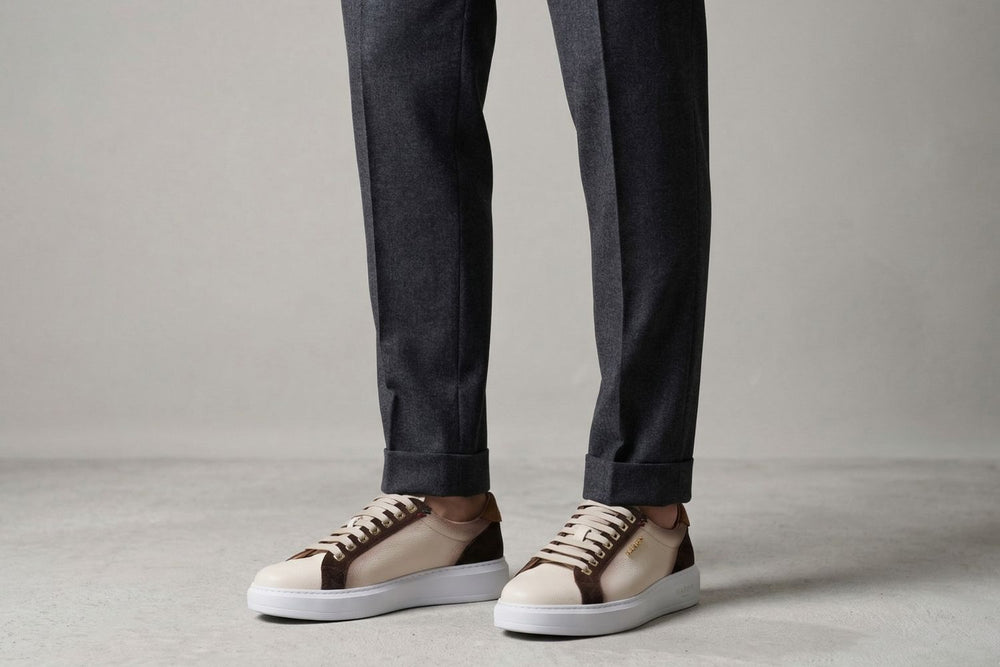 Zapatillas deportivas en piel suave y ante.