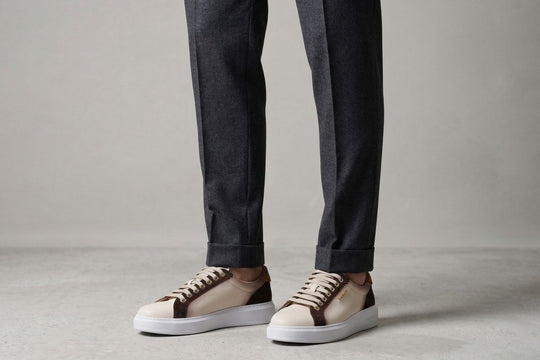 Zapatillas deportivas en piel suave y ante.