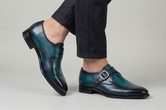 Hebilla única pintada a mano.