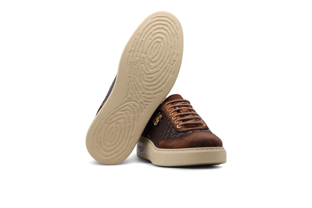 Turnschuhe im Wildleder mit perforierten Details