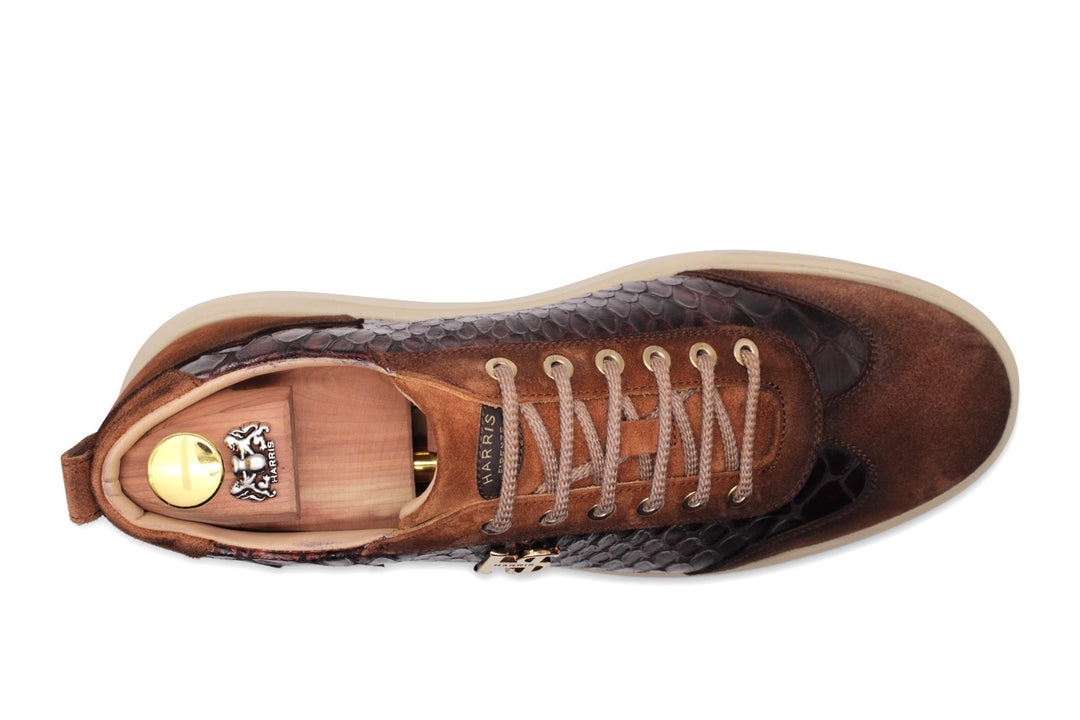 Turnschuhe im Wildleder mit perforierten Details