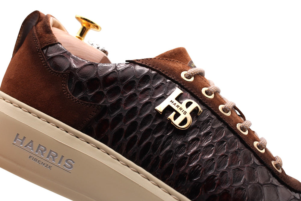 Turnschuhe im Wildleder mit perforierten Details