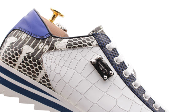Turnschuhe im Wildleder mit perforierten Details