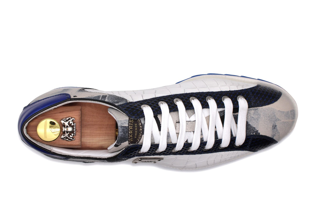 Turnschuhe im Wildleder mit perforierten Details
