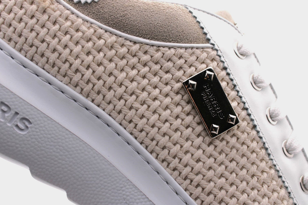 Turnschuhe im Wildleder mit perforierten Details