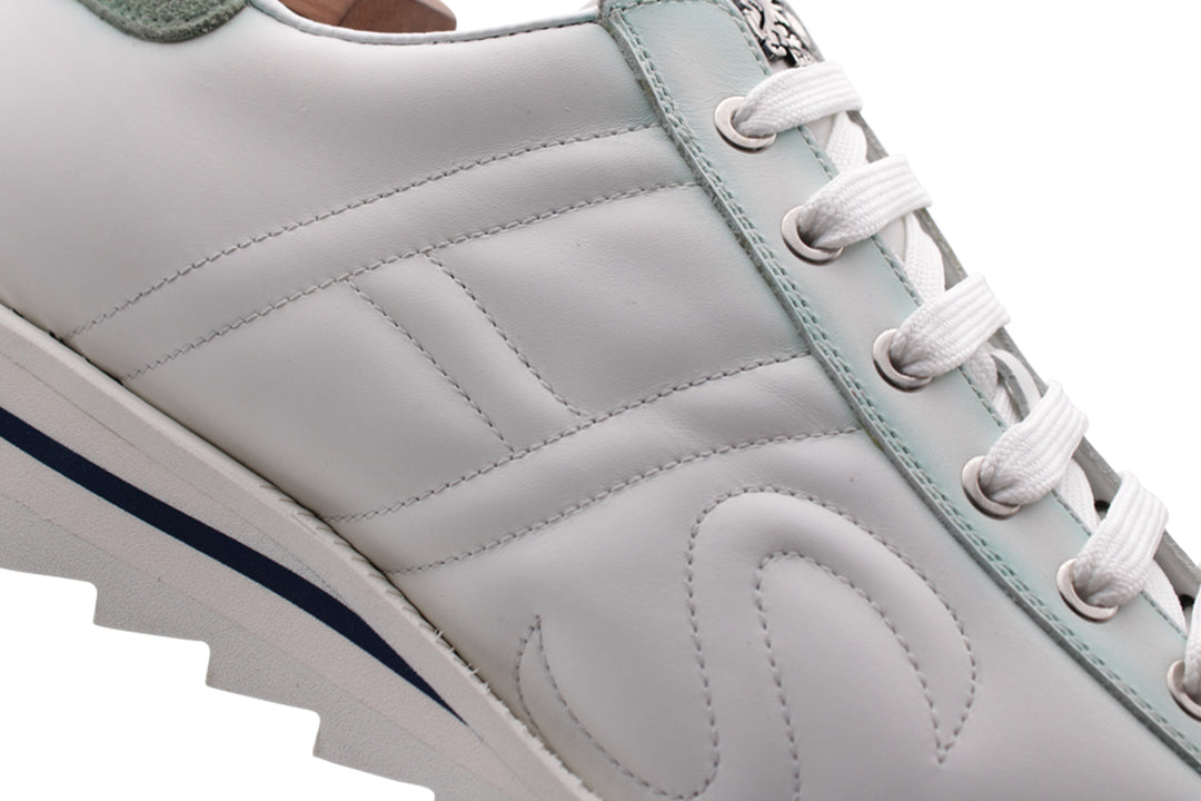 Leder -Turnschuhe mit schattierten Details