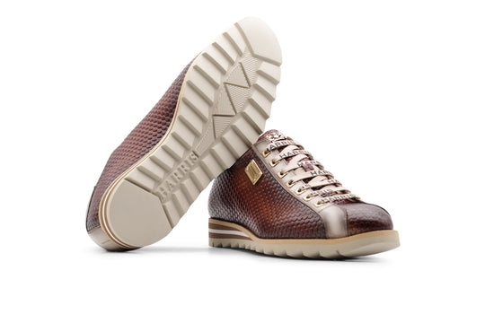 Zapatillas de piel estampadas pintadas a mano.