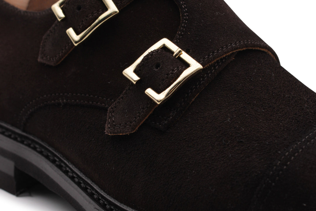 Doppia fibbia in suede testa di moro sfumata a mano