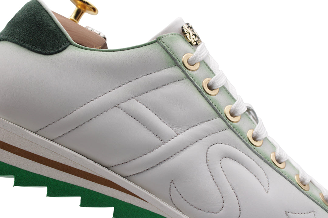 Sneaker de piel y ante decolorados.