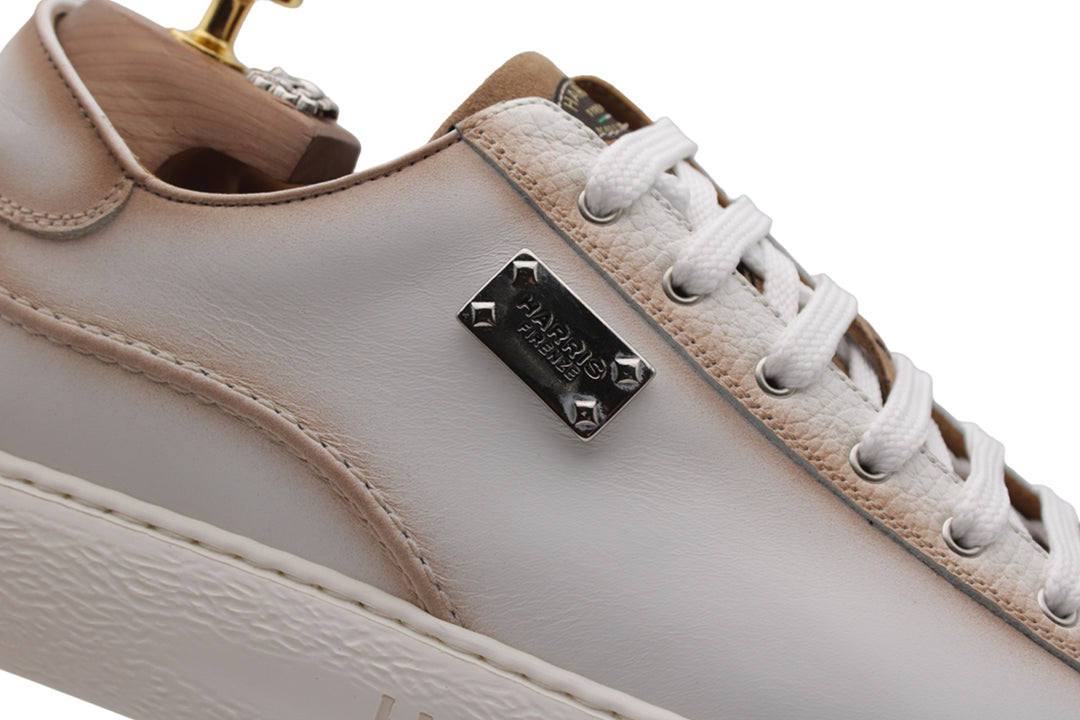 Leder-Sneakers und Writer-Details